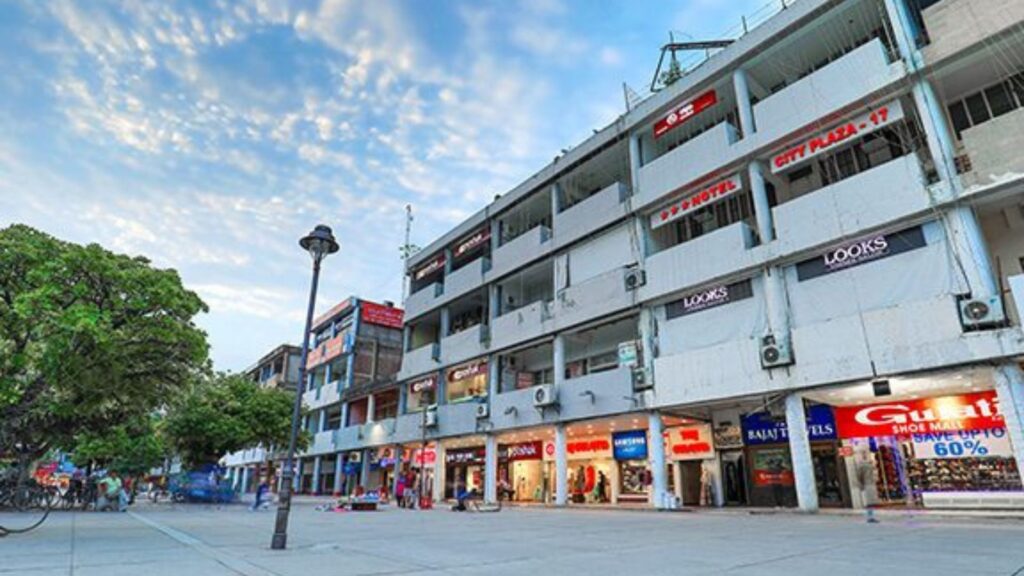 famous street food in chandigarh sector 17